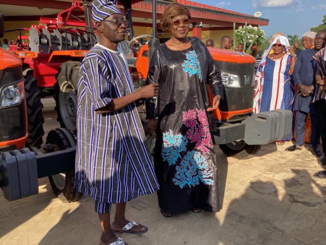 Côte d’Ivoire : Don  du Chef de l’Etat / Le Président Alassane Ouattara offre trois tracteurs au Roi du Bounkani